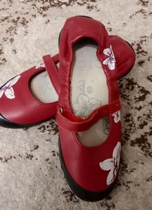 Гарні червоні туфлі з натуральної шкіри2 фото