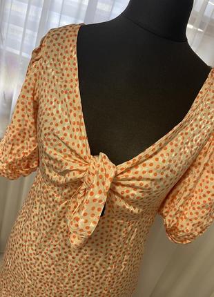 Шикарна сукня з пишними рукавами