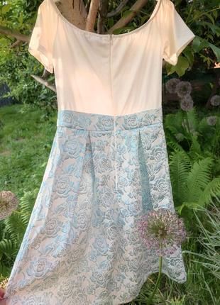 Нежное платье со спуском на плече