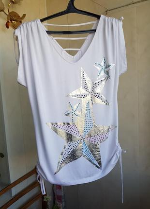 Белая футболка с декольте.