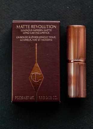 Матовая помада для губ charlotte tilbury walk of no shame - matte revolution lipstick 1.1 г4 фото