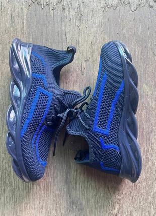 Легкі зручні кросівки