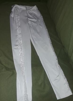 Белые брюки с кружевными лампасами. подростковые1 фото