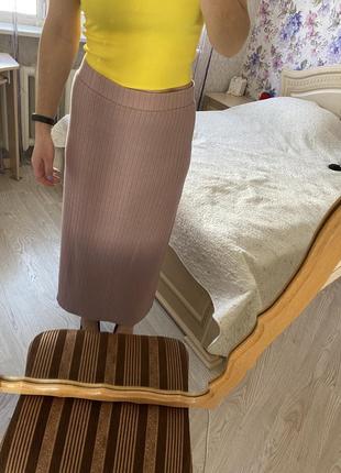 Розовая пудровая длинная юбка в рубчик с разрезом пудра4 фото