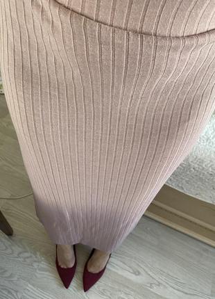 Розовая пудровая длинная юбка в рубчик с разрезом пудра6 фото