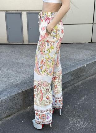 Брюки удлиненные с ярким принтом