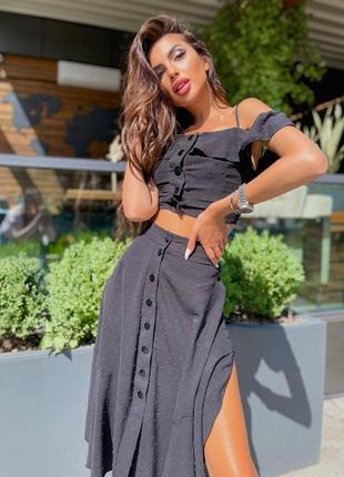 Стильный женский костюм с юбкой цвета