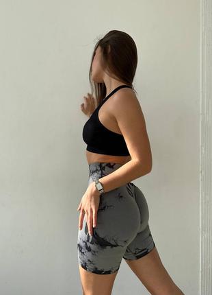 Эффектные и супер удобные светло-серые фитнес шорты10 фото
