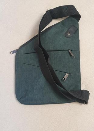 Стильная, компактная, плоская сумка через плечо6 фото