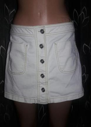 Біла джинсова спідниця на гудзиках