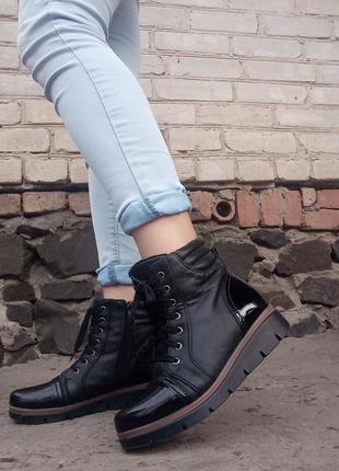 Ботинки /сапоги черные на шнурок с молнией лакированные черные