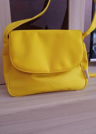 Яркая желтая желтая сумочка