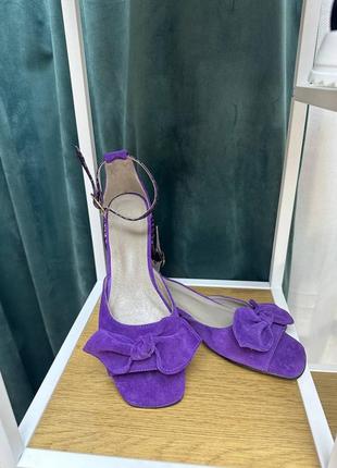 Фиолетовые замшевые босоножки с бантиком на низком каблуке4 фото