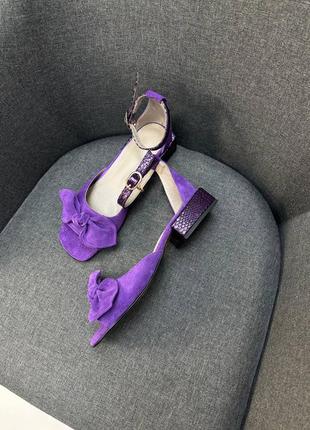 Фиолетовые замшевые босоножки с бантиком на низком каблуке2 фото