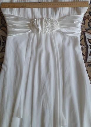 Платье белого цвета.
