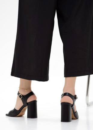 Босоножки на каблуках с квадратным носком кожаные белые черные7 фото