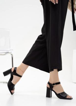 Босоножки на каблуках с квадратным носком кожаные белые черные3 фото