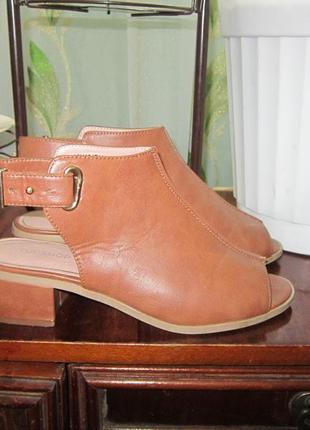 Босоножки мюли  на невысоком каблуке