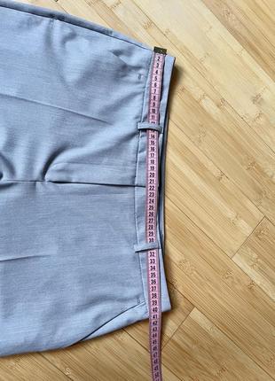 Легкие светло-серые брюки с боковыми карманами6 фото