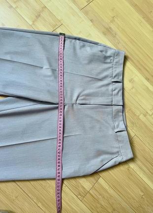 Легкие светло-серые брюки с боковыми карманами7 фото