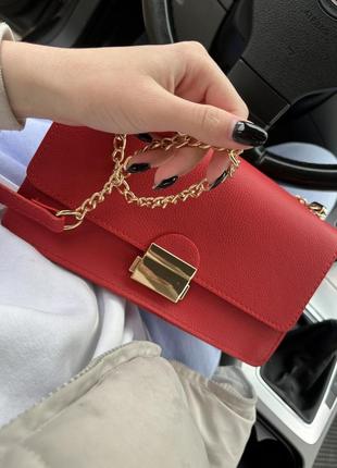Стильная женская классическая сумочка красного цвета на магните2 фото