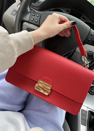 Стильная женская классическая сумочка красного цвета на магните1 фото