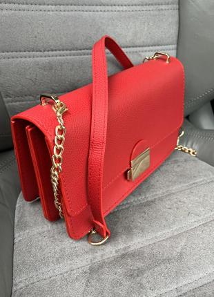 Стильная женская классическая сумочка красного цвета на магните5 фото