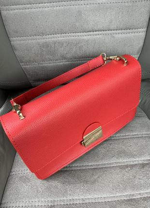 Стильная женская классическая сумочка красного цвета на магните3 фото