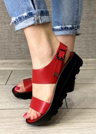 Кожаные босоножки