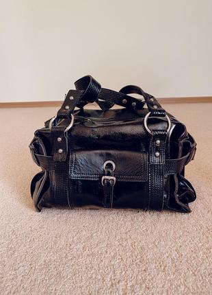 Чорна сумка з накладним карманом лакована натуральна шкіра