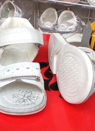 Кожаные босоножки сандалии для девочки белые с пяткой, каблук томаса4 фото