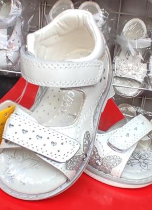 Кожаные босоножки сандалии для девочки белые с пяткой, каблук томаса10 фото