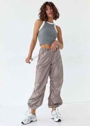 Широкие брюки-карго из плащевки серый3 фото