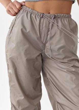 Широкие брюки-карго из плащевки серый2 фото