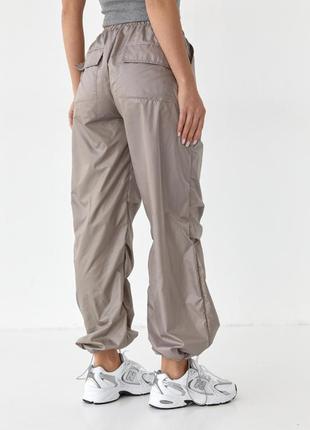 Широкие брюки-карго из плащевки серый6 фото