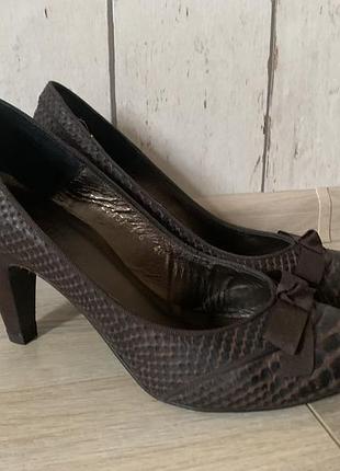 Кожаные женские туфли minelli