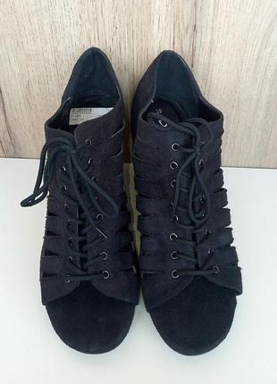 Черные босоножки, сандалии с шнуровкой замшевые на высокой танкетке, р. 394 фото