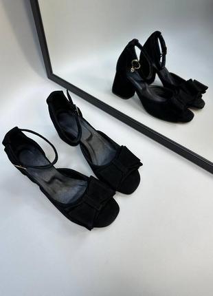 Черные замшевые босоножки с бантиком на невысоком каблуке6 фото