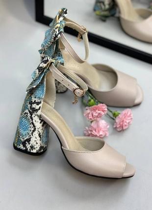 Бежеві шкіряні босоніжки з акцентним каблуком