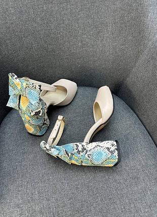 Бежеві шкіряні босоніжки з акцентним каблуком