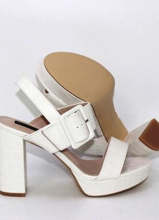 Стильные белые босоножки модельные на квадратном каблуке, на каблуке женские летние, лето7 фото