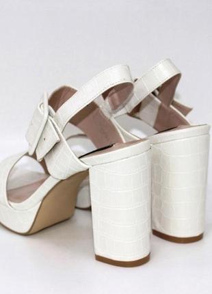 Стильные белые босоножки модельные на квадратном каблуке, на каблуке женские летние, лето4 фото