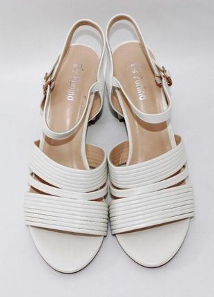 Стильные белые босоножки модельные на среднем каблуке, на каблуке женские летние, лето2 фото