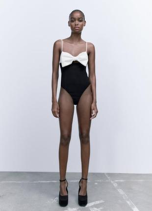 Боди zara черно-белое на тонких бретелях с большим бантом