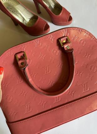 Набор в розовом цвете ( босоножки на каблуке от sandra + лаковая сумка в стиле louis vuitton )7 фото