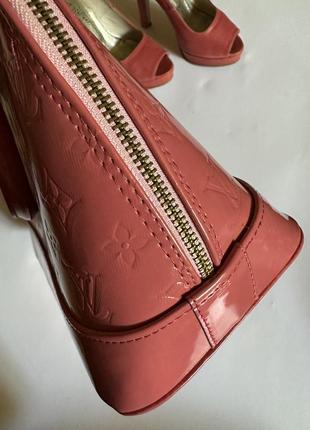 Набор в розовом цвете ( босоножки на каблуке от sandra + лаковая сумка в стиле louis vuitton )8 фото