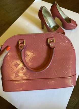 Набор в розовом цвете ( босоножки на каблуке от sandra + лаковая сумка в стиле louis vuitton )2 фото