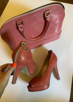 Набор в розовом цвете ( босоножки на каблуке от sandra + лаковая сумка в стиле louis vuitton )3 фото