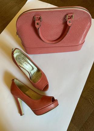 Набор в розовом цвете ( босоножки на каблуке от sandra + лаковая сумка в стиле louis vuitton )1 фото