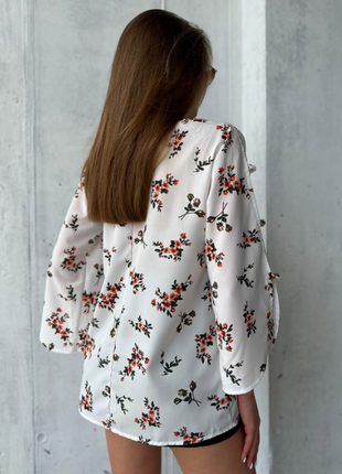 Цветочная свободная блуза с вырезами расклешенными рукавами3 фото